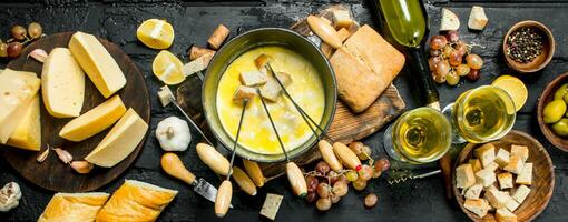 köstlich Fondue Käse mit Weiß Wein. foto