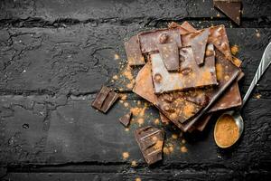 Sortiment von anders Typen von Schokolade mit Kakao Pulver. foto