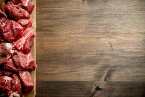 geschnitten roh Rindfleisch auf ein Schneiden Tafel. foto