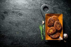 Schnitzel auf ein Teller mit Rosmarin und Knoblauch. foto