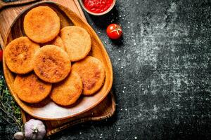 Fisch Schnitzel auf ein Teller mit Thymian, Knoblauch und Tomate Soße. foto