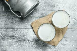 Milch im Brille mit ein dürfen. foto