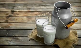 frisch Milch im ein Glas mit ein dürfen. foto