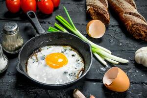 gebraten Ei im ein schwenken mit Brot und Tomaten. foto