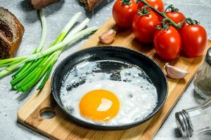 gebraten Ei im ein schwenken mit Tomaten und Grün Zwiebeln. foto