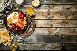 Englisch Frühstück.gebraten Eier mit Würste, gebraten Brot und aromatisch Kaffee. foto