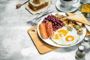 Englisch Frühstück. ein Vielfalt von Snacks mit aromatisch Kaffee . foto