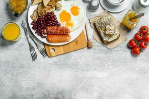 Englisch Frühstück. ein Vielfalt von Snacks mit Orange Saft. foto