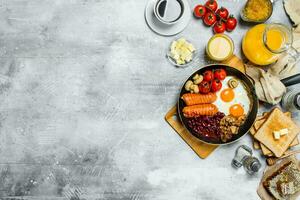 Englisch Frühstück. ein Vielfalt von Snacks mit aromatisch Kaffee . foto