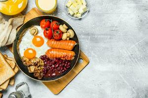 Englisch Frühstück. ein Vielfalt von Snacks mit Orange Saft. foto