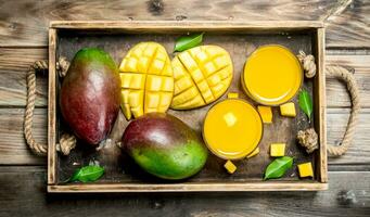 Mango Saft im ein Glas auf Tablett. foto