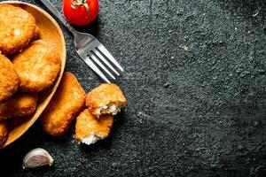 Hähnchen Nuggets mit ein Scheibe von Knoblauch und Tomate. foto