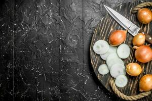 geschnitten Zwiebeln auf Tablett mit ein Messer. foto