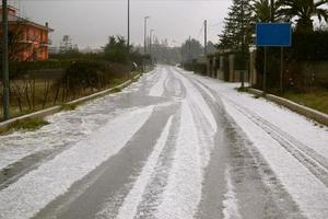 Straße mit Hagel, der wie Schnee aussieht. foto