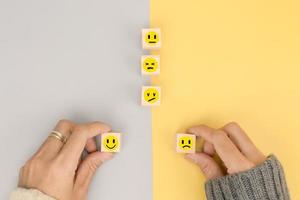 Hand des Kunden wählt Emotion für Feedback im Geschäft foto