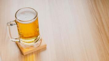 Gläser helles Bier, kaltes Craft Beer in einem Glas auf Holztisch