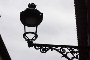 Straßenlaterne aus Eisen im Gegenlicht foto