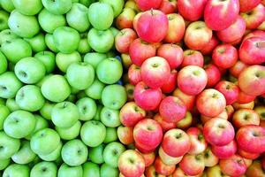 Frucht roter und grüner Bio-Apfel foto