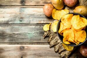 Kartoffel Chips im das Schüssel. foto