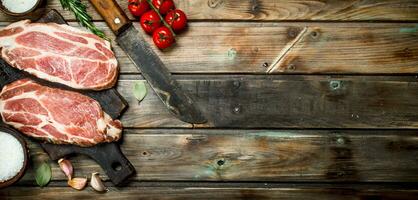 roh Schweinefleisch Steaks mit Tomaten und Gewürze. foto