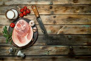 groß roh Stück von Schweinefleisch Fleisch mit Gewürze und Kraut. foto