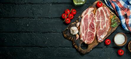 roh Schweinefleisch Steaks mit aromatisch und Kräuter und Gewürze. foto