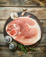 groß roh Stück von Schweinefleisch Fleisch mit Gewürze und Kraut. foto