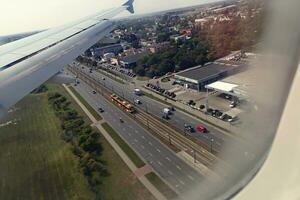 Original Aussicht von das Stadt von Warschau im Polen von ein fliegend Flugzeug foto