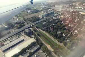 Original Aussicht von das Stadt von Warschau im Polen von ein fliegend Flugzeug foto