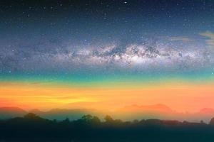 Milchstraße Nachtlandschaft über Berg