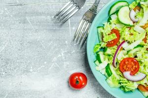 Gemüse Salat. Salat von Gurken, Tomaten und rot Zwiebeln mit Gewürze und Olive Öl. foto