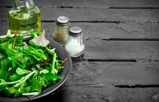 gesund Salat. Rucola Salat im ein Schüssel. foto