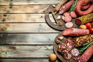 verschiedene Typen von Salami auf ein Tafel mit Nüsse. foto