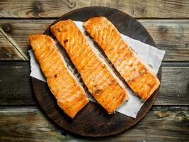 gegrillt Lachs Filet auf ein Schneiden Tafel. foto