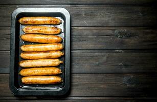 gebraten Würste auf ein Backen Blatt. foto