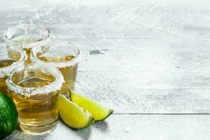 Tequila mit Limette Keile. foto