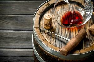 Wein Hintergrund. ein Fass von rot Wein und ein Korkenzieher. foto