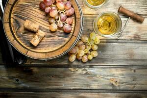 Wein Hintergrund. Weiß Wein im ein alt Fass. foto