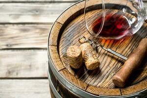 Wein Hintergrund. ein Glas von rot Wein auf ein alt Fass. foto