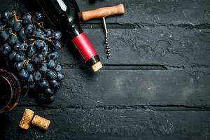 Wein Hintergrund. rot Wein mit Trauben und Korkenzieher. foto