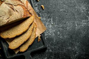 geschnitten Brot auf ein Schneiden Tafel. foto