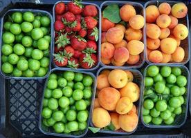 Bio leckere Früchte Erdbeere Pflaume und Aprikose foto