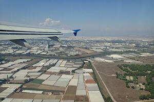 Original Aussicht von Truthahn von das Fenster von Flugzeug fliegend Über es foto
