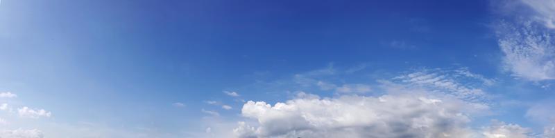 Panoramahimmel mit Wolken an einem sonnigen Tag. foto