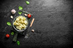 Knödel mit Knoblauch Nelken und Spinat Blätter. foto