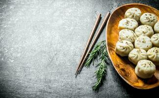 Knödel Manta auf ein Teller mit Rosmarin. foto