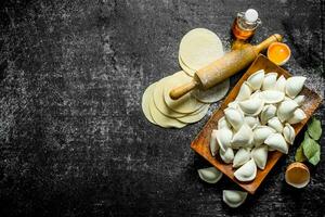 roh Knödel mit gerollt aus Teig zum hausgemacht Knödel. foto