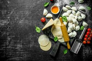 roh Knödel mit Spinat Blätter, Parmesan und Ei Eigelb. foto