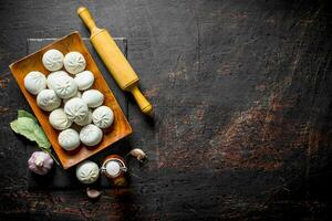 frisch Vorbereitung roh Manta Knödel mit rollen Stift. foto