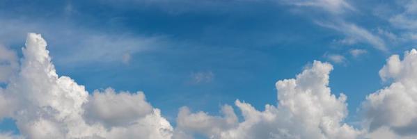 Panoramahimmel mit Wolken an einem sonnigen Tag. foto